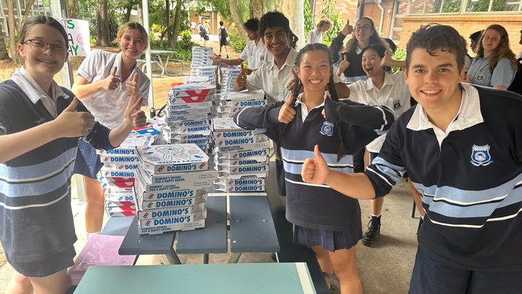 MHS students enjoying pizza